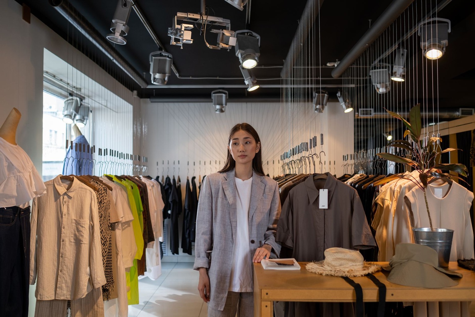 Boost sales with smart clothing display ideas — Static Mannequins Versus Dynamic Digital Screens