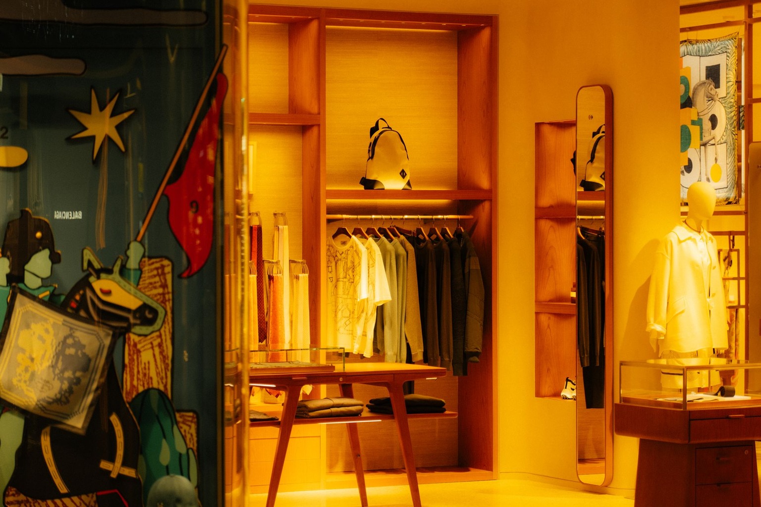 Visual merchandising tips for boutique shops — Color Theory and Palette Organization